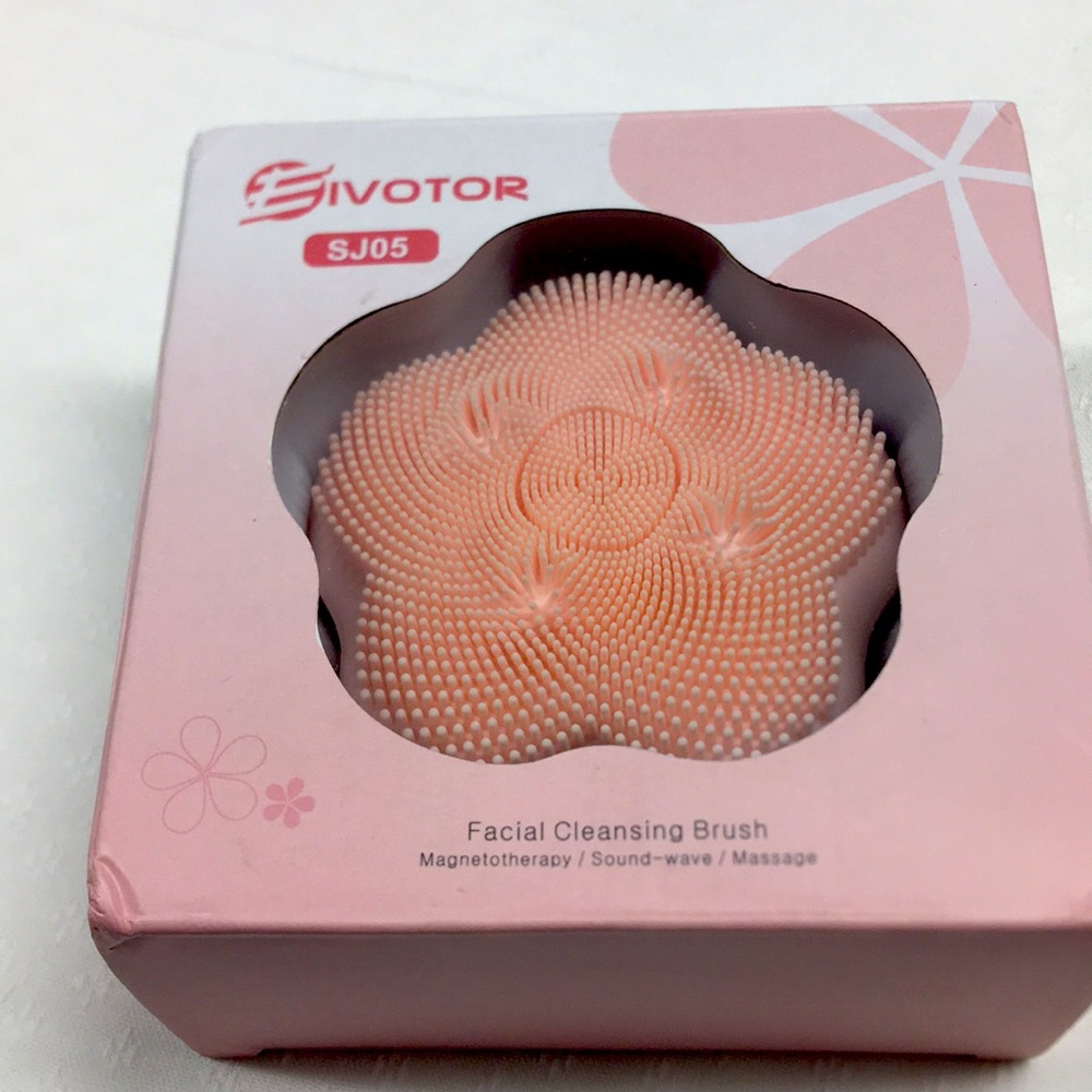 Facial cleaning brush